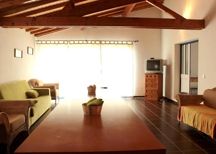 Дом отдыха Charming House In Burinhosa, Pataias With Shared Pool *